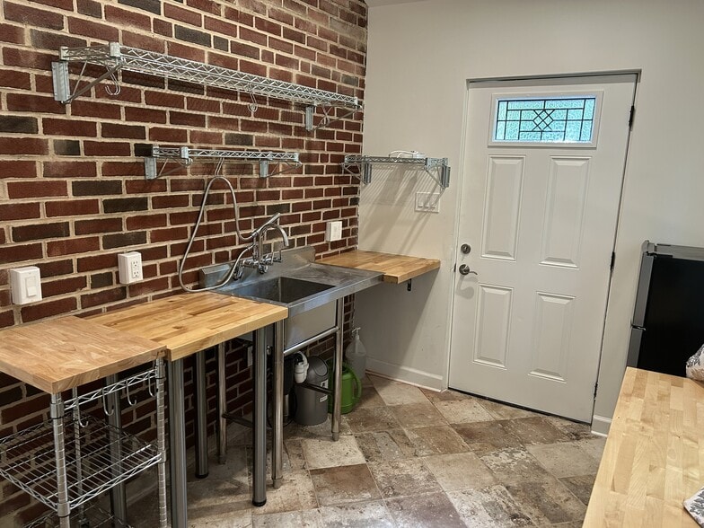 Kitchenette - 3992 College Ave