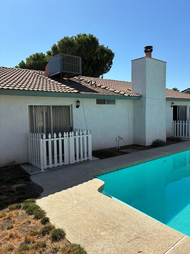 Building Photo - 3 Bedroom 2 Bath with Pool