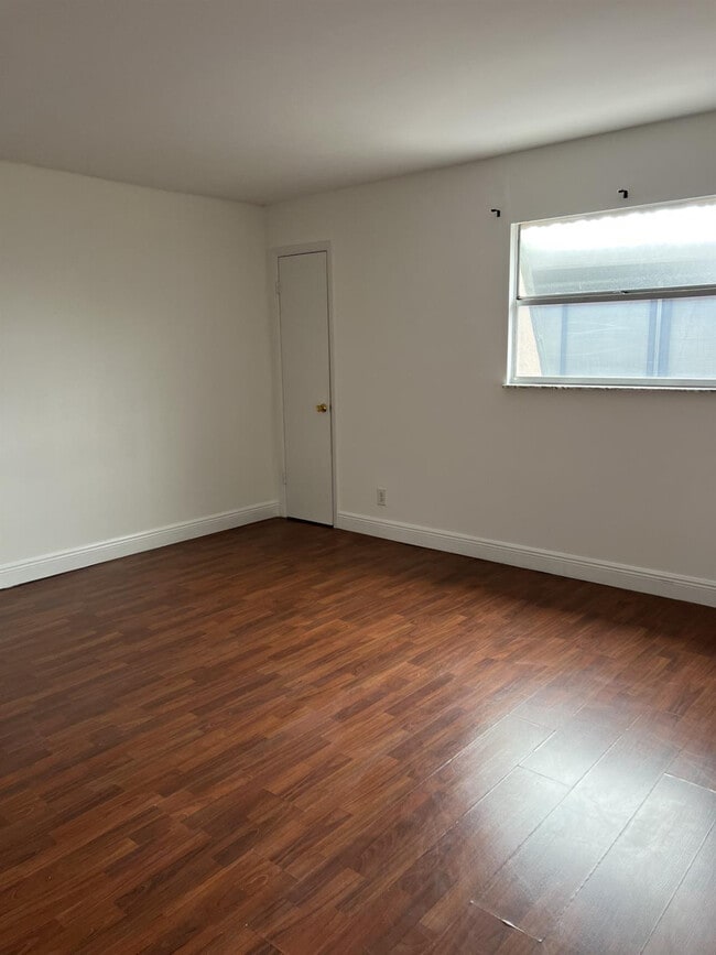 Building Photo - 1100 SE 4th Ave