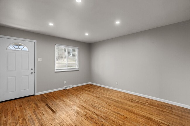 Building Photo - Stunning Brick Duplex with private partially finished basement in Kirkwood