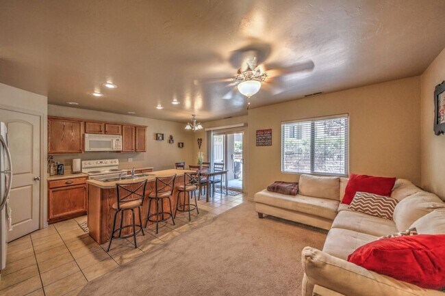 Building Photo - Beautiful townhome near little valley