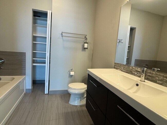 Building Photo - 313 NE 2nd St