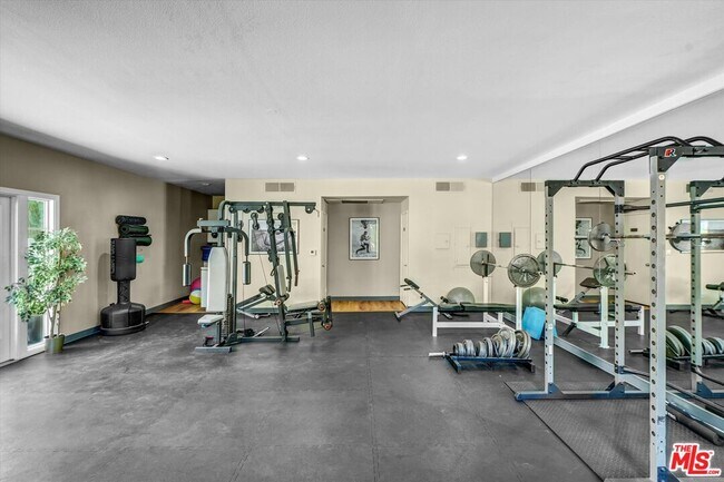 Building Photo - 2222 Beachwood Dr