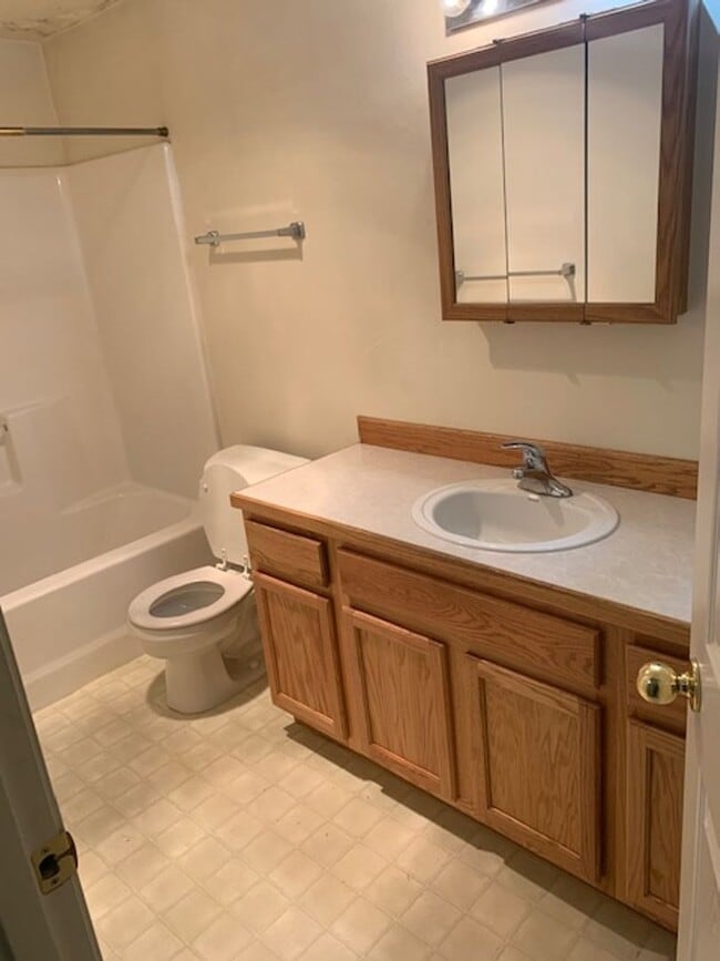 Building Photo - Duplex on Benjamin Ave