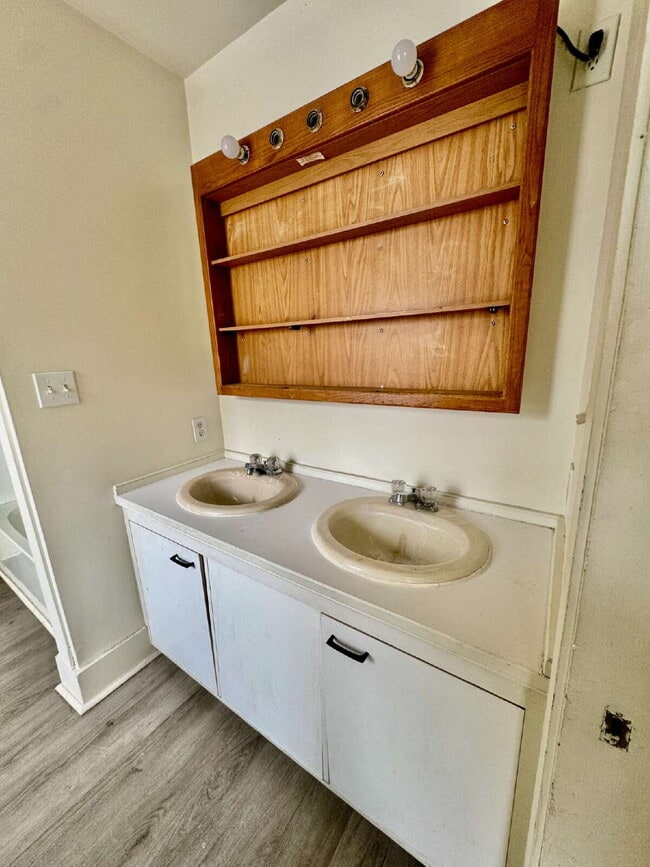 Building Photo - Bright Three Bedroom Apartment with Architectural Charm!