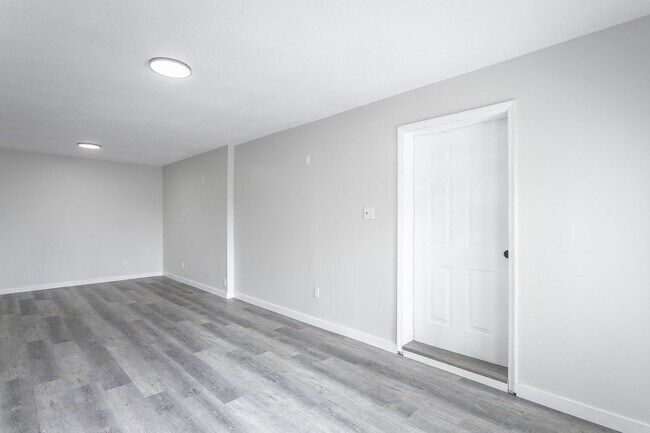 Building Photo - 833 Sylvan Dr