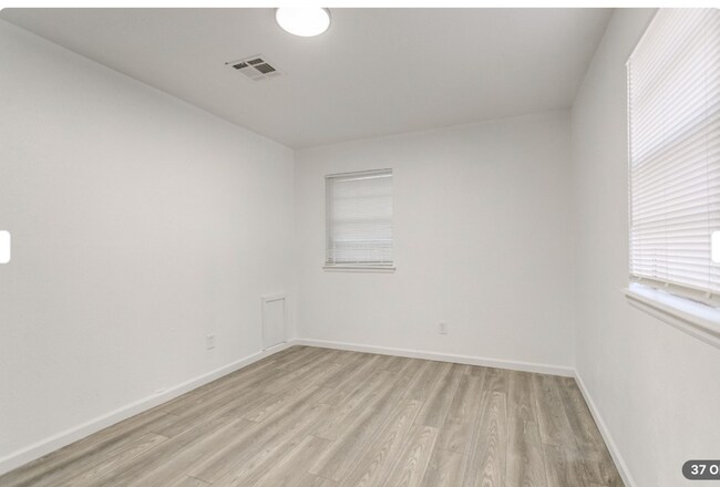 Building Photo - ASK ABOUT OUR VALENTINES DAY MOVE-IN SPECI...