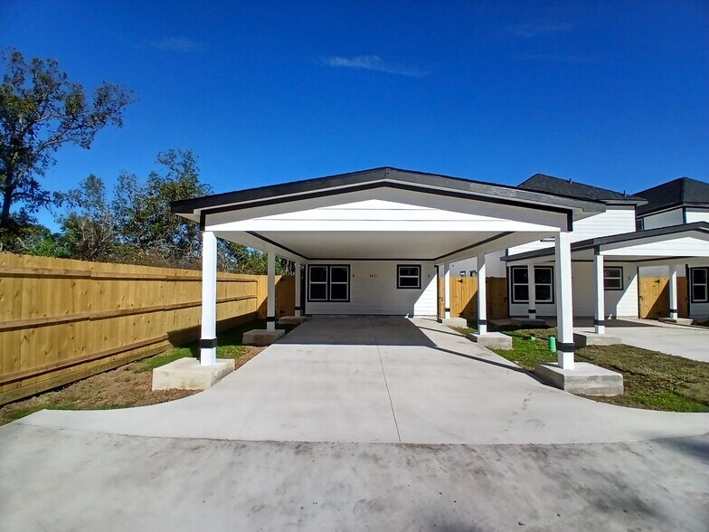 Building Photo - 8639 Peachtree St