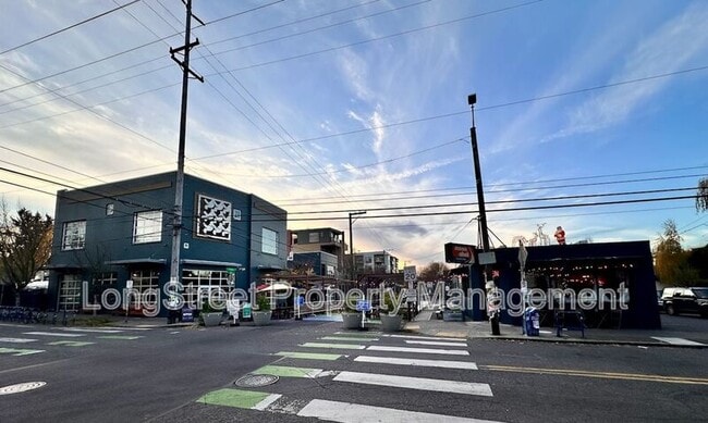 Building Photo - 123 SE 30th Pl