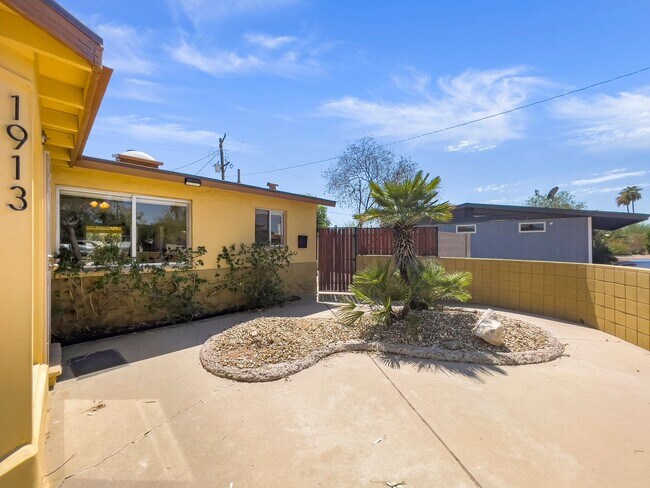 Building Photo - 1913 E El Parque Dr