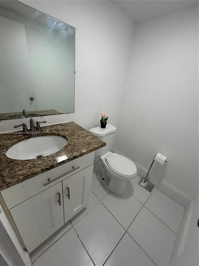 Building Photo - 1250 NE 125th St