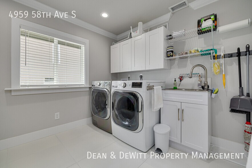 Building Photo - 4 Bed/3 Bath