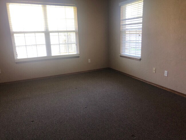 Building Photo - 3604 Kensington Dr