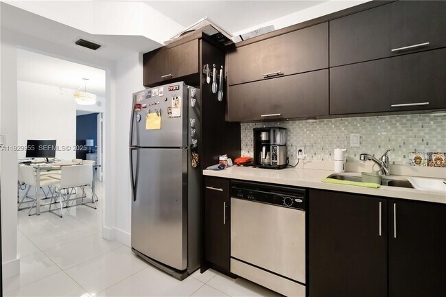 Building Photo - 100 Bayview Dr