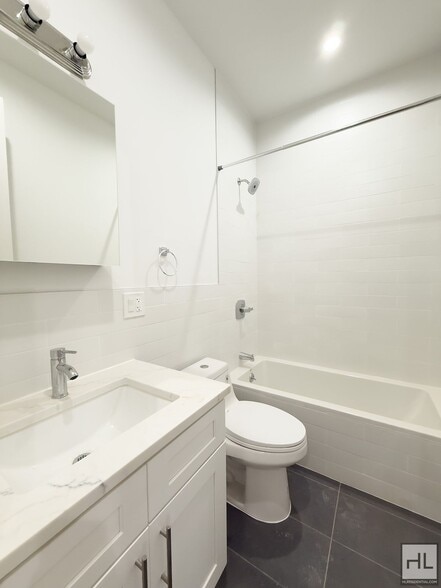 Building Photo - Expansive Sun-drenched Bed-Stuy 7 Bed 3-Bath Duplex