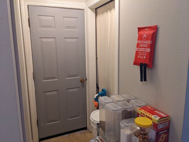 Building Photo - Cherry St Duplex