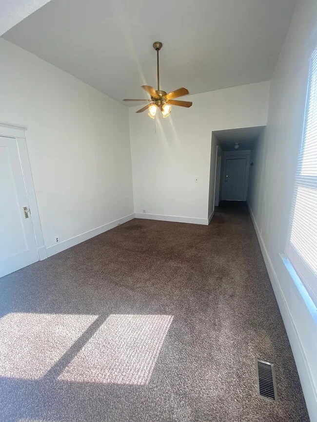 Building Photo - 729 E Linden Ave