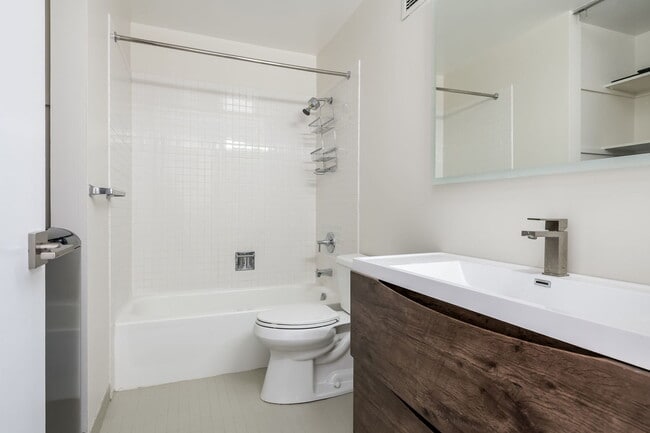 Building Photo - 801 S Plymouth Ct