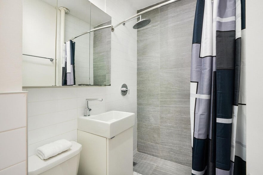 Building Photo - 45 E 33rd St