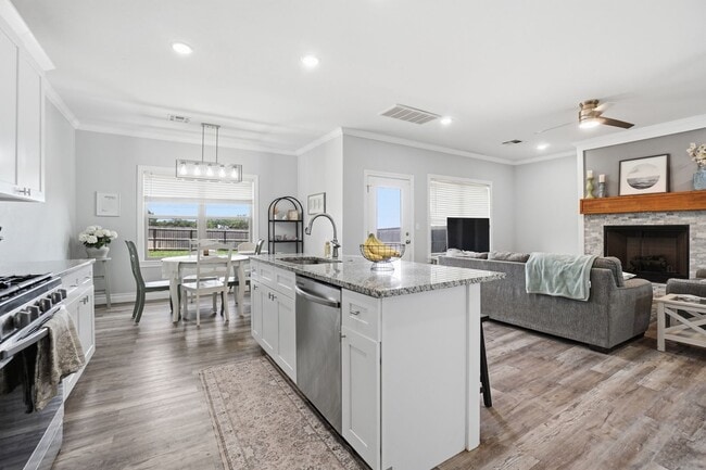 Building Photo - 4254 Mesa Dr