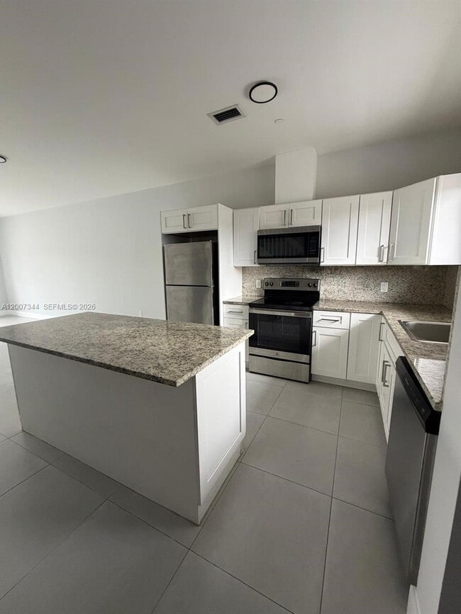 Building Photo - 381 E 50th St