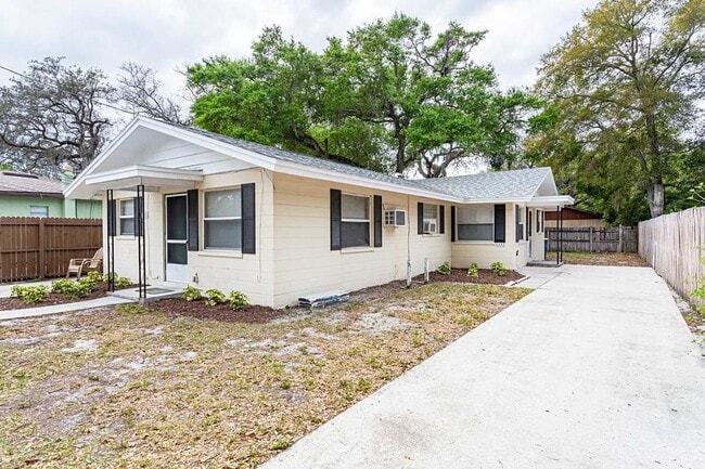 Building Photo - Wonderfully located 1/1 Duplex - No washer/dryer