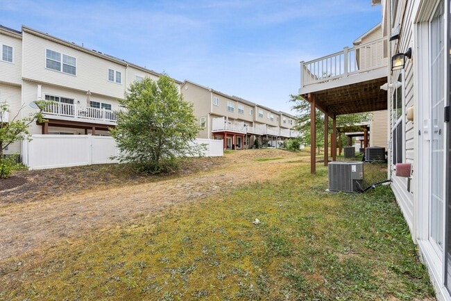 Building Photo - Stunning luxury townhome in the Fieldstone...