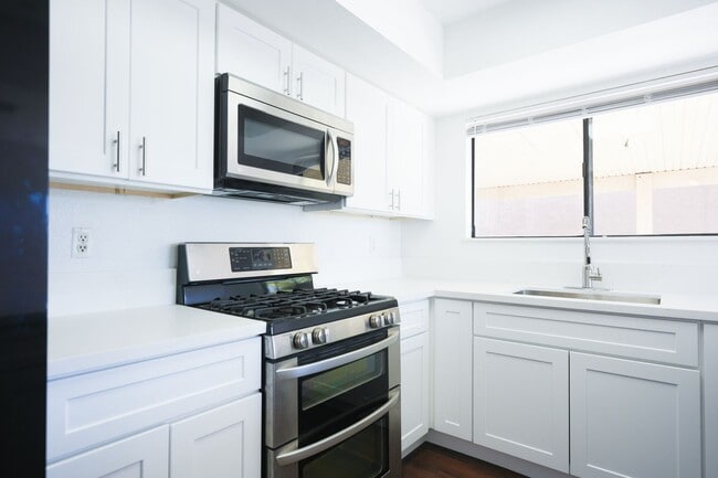 Building Photo - Stunning 3 Bed / 2.5 Bath Home w/ Loft, Two-Story Atrium & Remodeled Kitchen