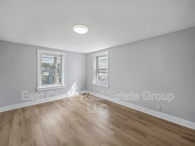 Building Photo - 258 W King St