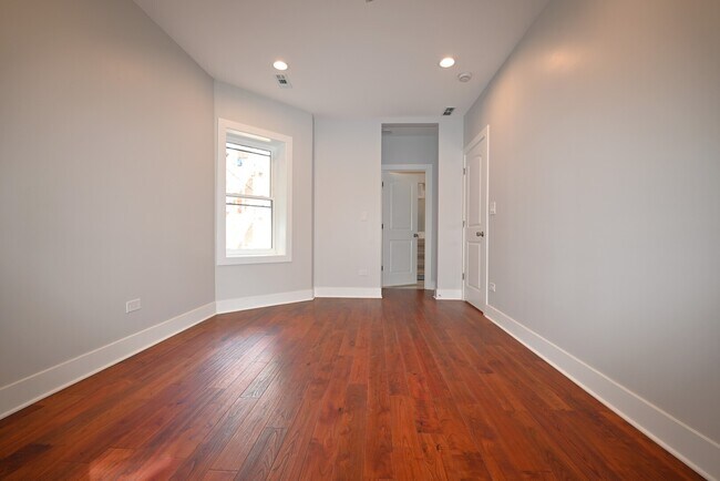 Building Photo - 1630 W Thorndale Ave