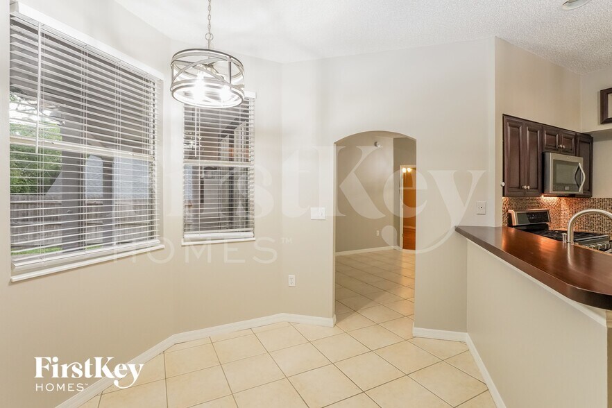 Building Photo - 825 High Pointe Cir