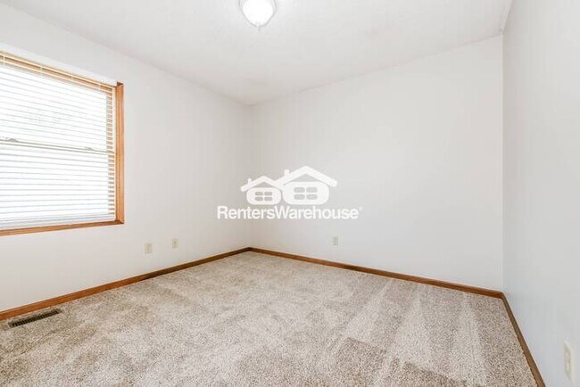 Building Photo - 3 Bed 2 Bath Northland Beauty!! Available ...