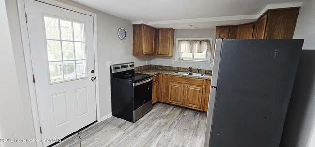 Building Photo - 510 N Bromley Ave