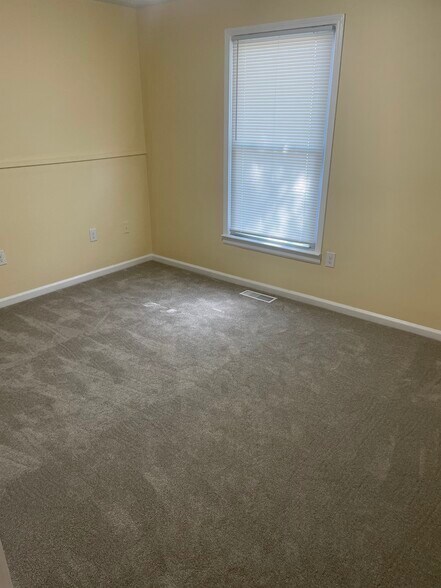 Building Photo - 913 Bordallo Dr