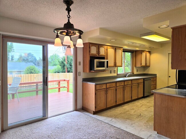 Building Photo - ** Oversized 4-Bedroom House w/ 2-Car Garage, & Fenced Backyard in a great Wenatchee Neighborhood!