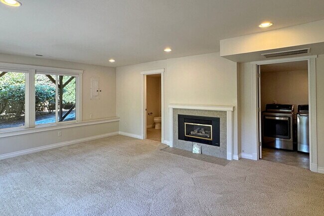 Building Photo - 10521 NE 48th Pl