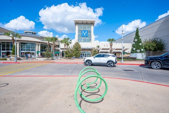 Building Photo - 928 Memorial Village Dr