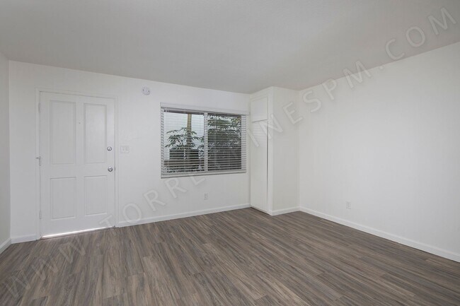 Building Photo - OPEN HOUSE: 12/13 3:30-4:30PM ~ 1 BR Apartment in Hillcrest with Parking!