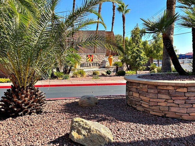 Building Photo - 3 BEDROOM, 2 BATH DOWNSTAIRS CONDO IN GUARD GATED COMMUNITY