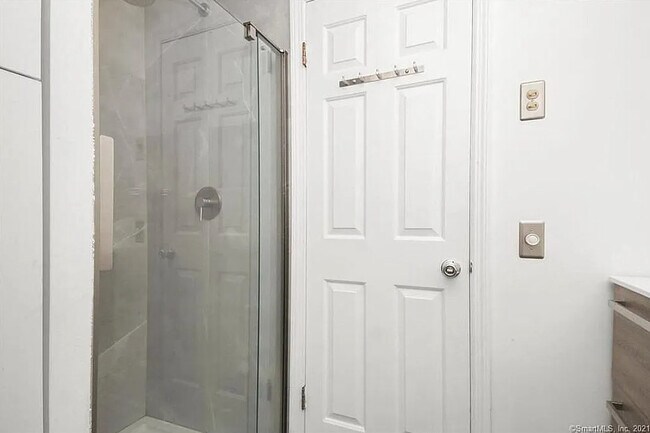 Building Photo - 102 Forest St