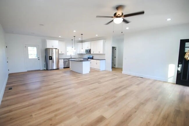 Building Photo - 907 Honeysuckle Ln