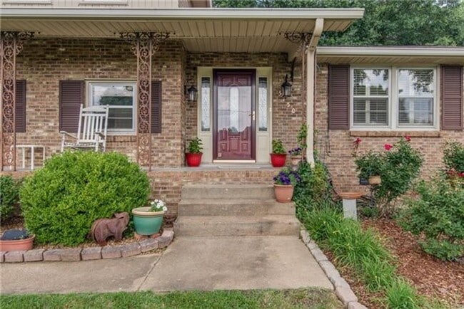 Building Photo - AVAILABLE NOW; 2-Bed/2.5-Bath in Crieve Hall