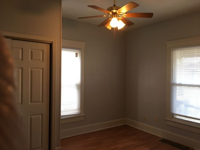 Building Photo - Spacious 3 Bedroom and 1.5 Bath
