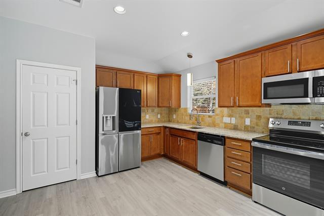Building Photo - 1106 Serenada Dr