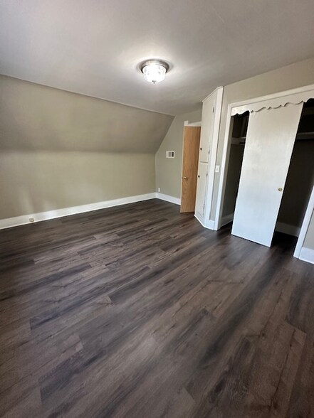 Building Photo - 929 E Clarke St