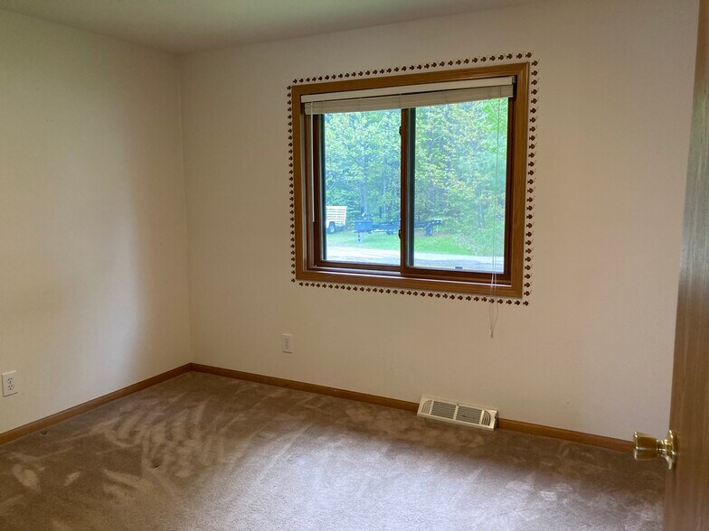 Bedroom 2 - 4942 E Lakeview St