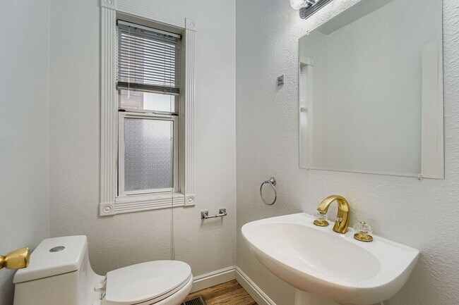 Building Photo - Stylish Home in the Heart of Highland with Detached Garage & Mother-in-Law Suite