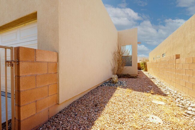Building Photo - UNFURNISHED Gorgeous 2 Bedroom Home in Ran...