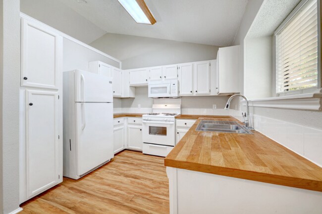 Building Photo - 2102 Bluebonnet Dr