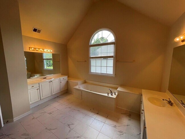 Building Photo - 400 Park Creek Dr